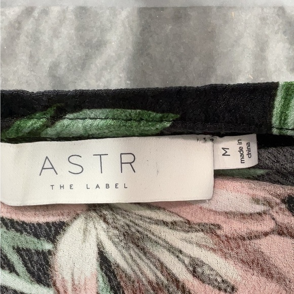 ASTR The Label Floral Black Blouse Size Medium - Picture 3 of 4